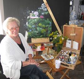 Blomstermaler Birthe Jarlbæk ved staffeliet
